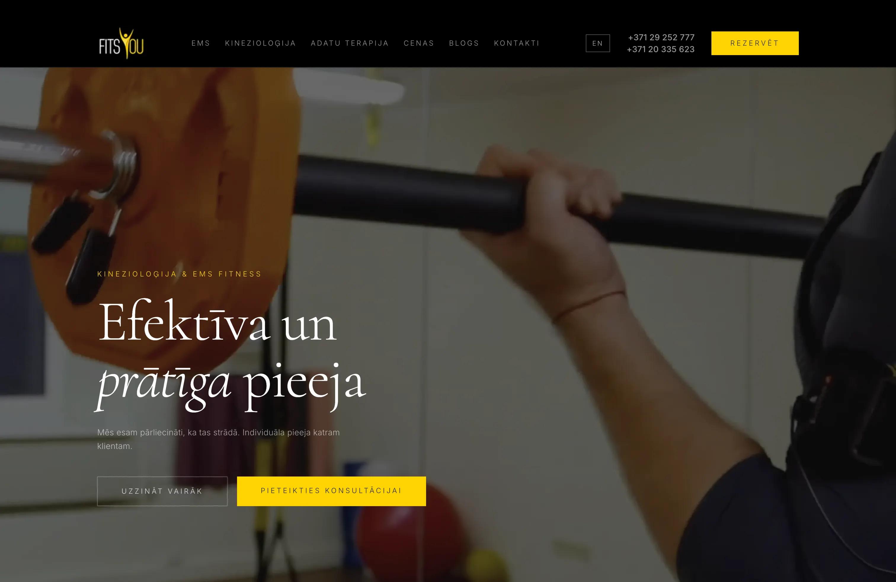 FITS EMS studijas mājas lapas titullapa ar spēka treniņu attēlu